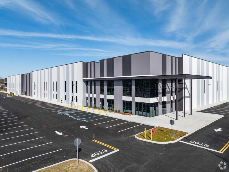More Photos Of Old Nichols Commerce Ctr, Islandia Distribution For Lease
