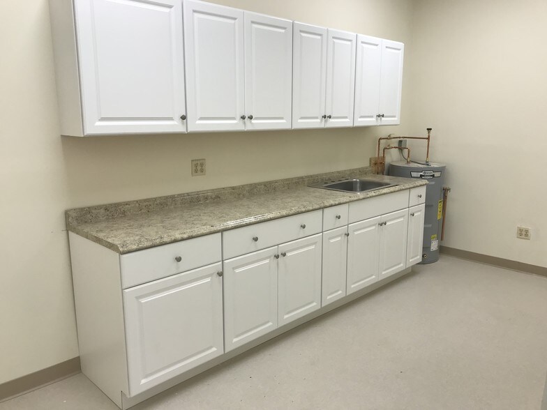 More Photos Of 15 Plymouth Dr, Easton Warehouse For Lease
