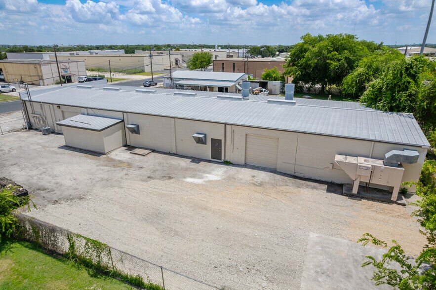 More Photos Of 1111 Paulsun St, San Antonio Light Manufacturing For Lease