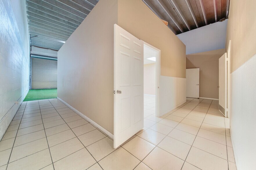 More Photos Of 25 E 4th St, Hialeah Office For Lease