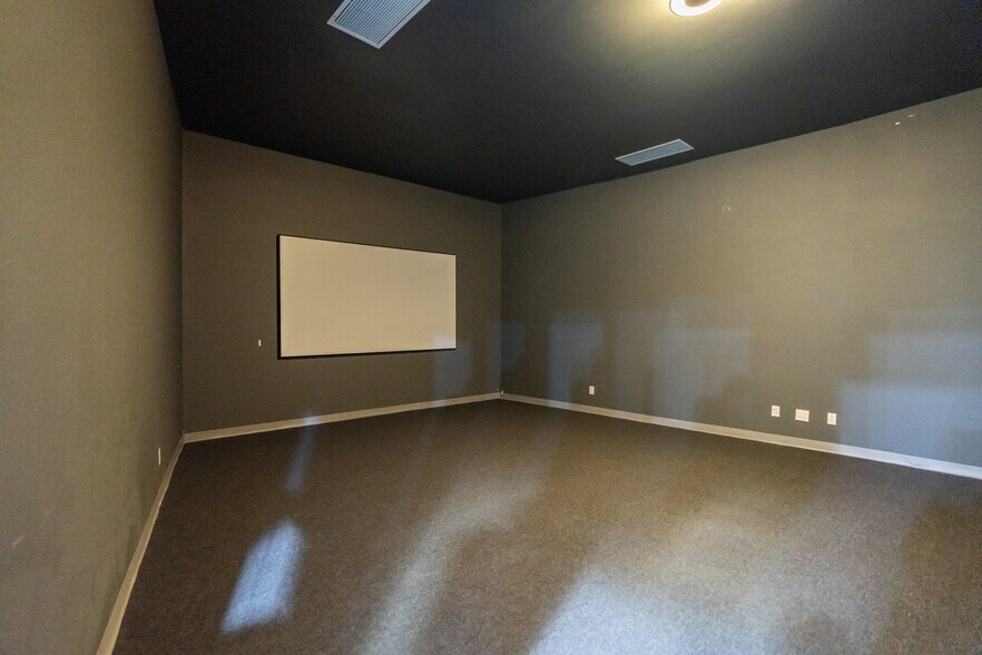 More Photos Of 33-43 E Orange Grove Ave, Burbank Unknown For Lease