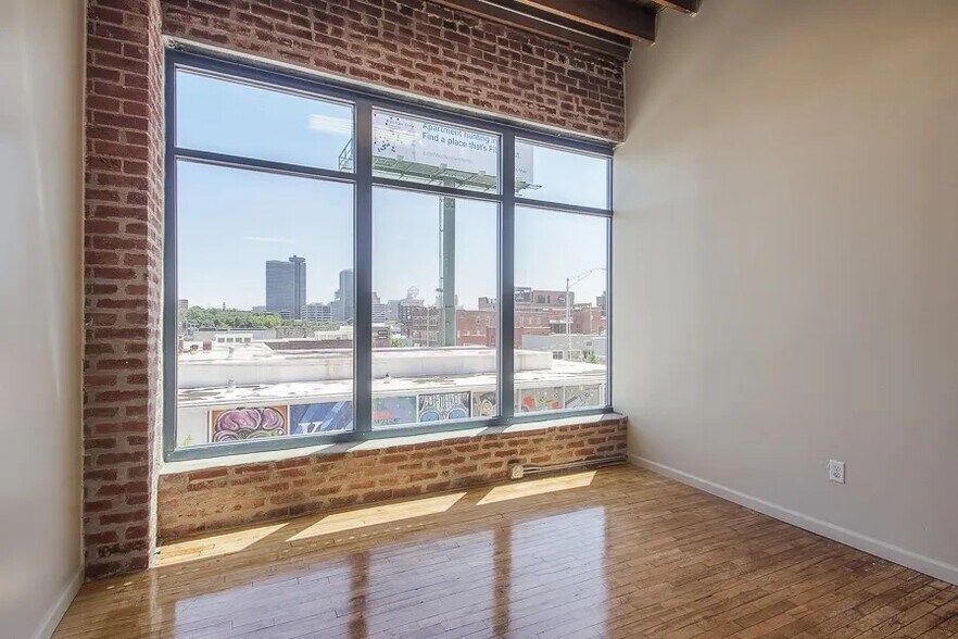 More Photos Of 1625-1627 Oak St, Kansas City Storefront Retail Office For Lease