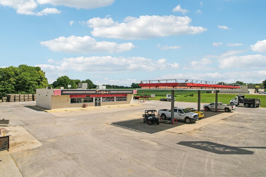 More Photos Of 402 W Johnson St, Pocahontas Flex For Sale