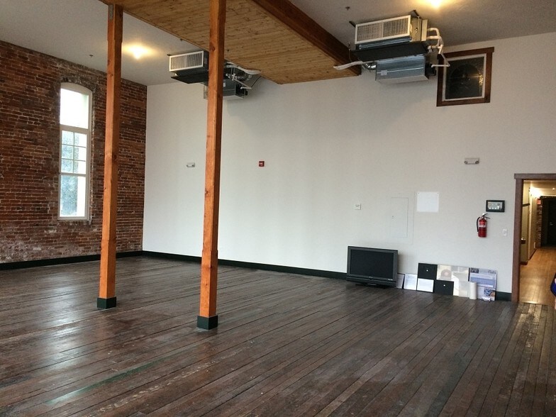 More Photos Of 418 S Trade St, Amity Storefront For Lease