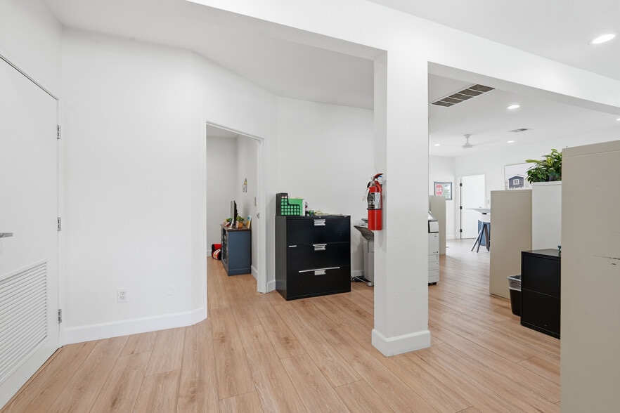 More Photos Of 1495 Glenneyre St, Laguna Beach Freestanding For Lease