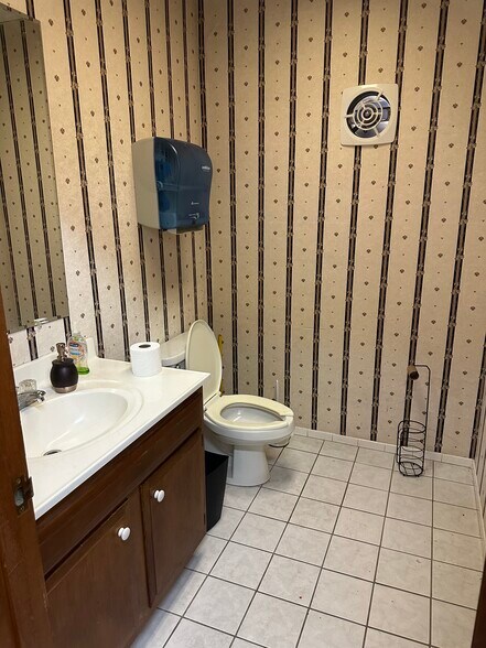 More Photos Of 1517 Winchester Ave, Ashland Storefront For Lease