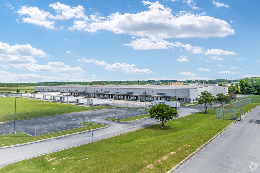 More Photos Of 41 N Industrial Dr, Calera Distribution For Lease