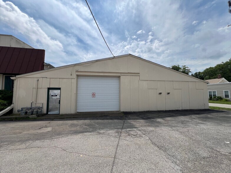 More Photos Of 120-136 Iowa Ave, Belleville Warehouse For Lease