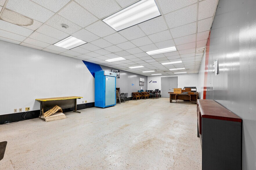 More Photos Of 2727 S Beech Daly Rd, Dearborn Heights Warehouse For Sale