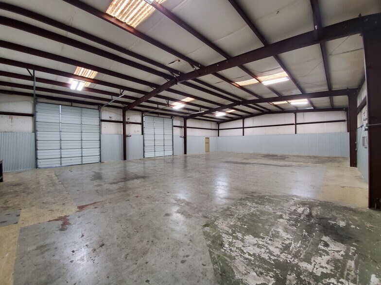 More Photos Of 5930 Lookout Bnd, San Antonio Warehouse For Lease