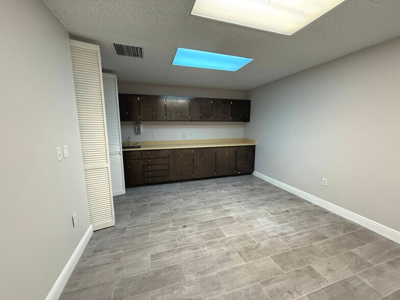 More Photos Of 800 W Plymouth Ave, Deland Medical For Lease