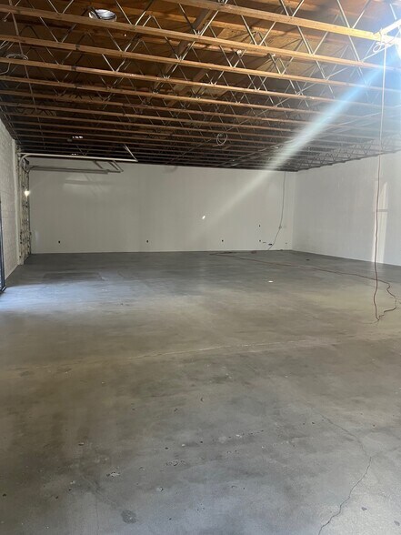 More Photos Of 16770-16780 Stagg St, Van Nuys Warehouse For Lease