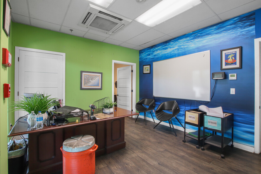 More Photos Of 916 Commerce Cir, Hanahan Warehouse For Lease