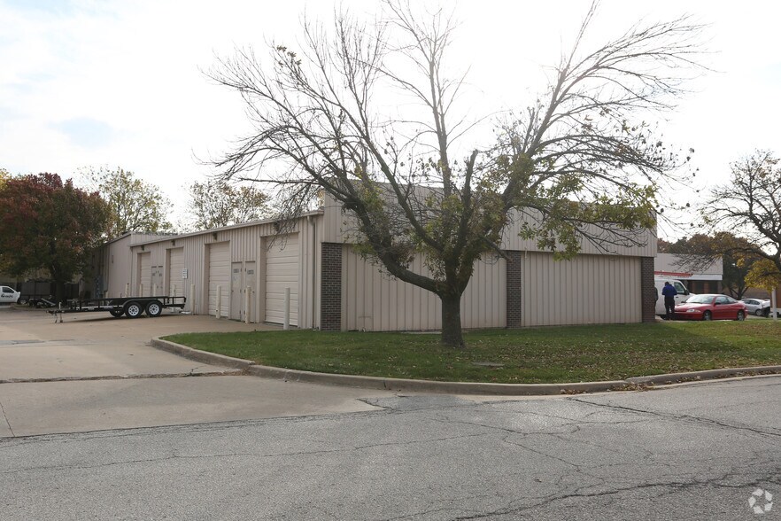 More Photos Of 10659-10683 Widmer Rd, Lenexa Light Manufacturing For Lease