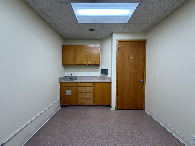 More Photos Of 33 Bartlett St, Lowell Medical For Lease