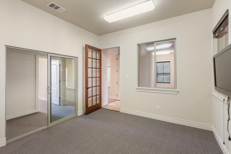 More Photos Of 105 Applewood Dr, Cedar Creek Office For Sale