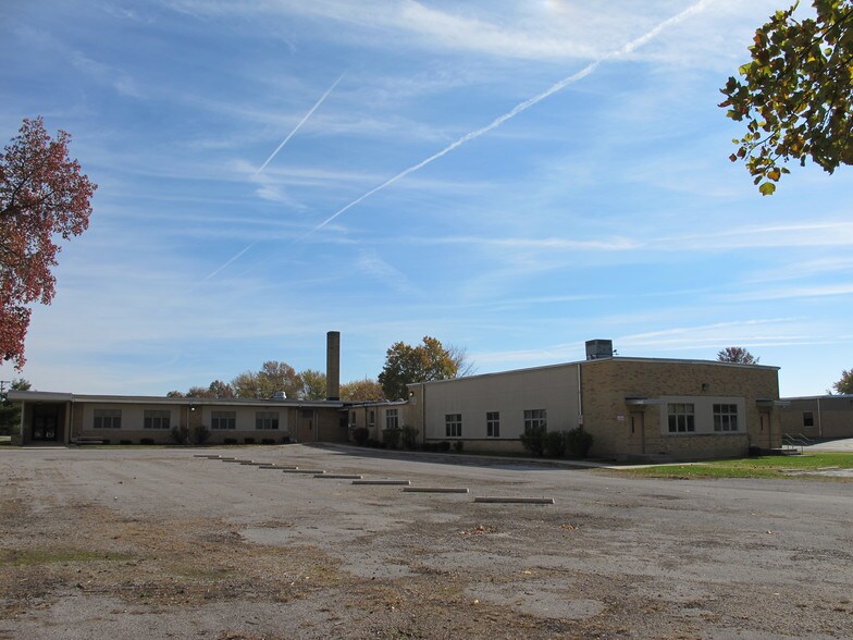 More Photos Of 1901 Mascoutah Ave, Belleville Schools For Lease