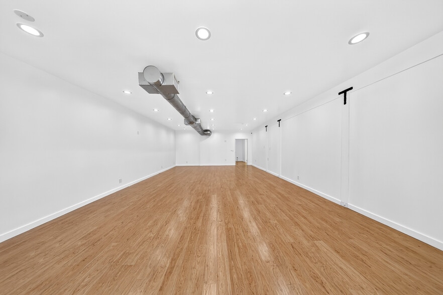 More Photos Of 19709 Ventura Blvd, Woodland Hills Office For Lease
