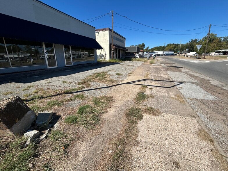 More Photos Of 121 S Glenwood Blvd, Tyler Storefront For Sale