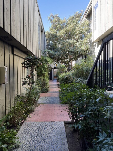 More Photos Of 11607 Acama St, Studio City Apartments For Sale