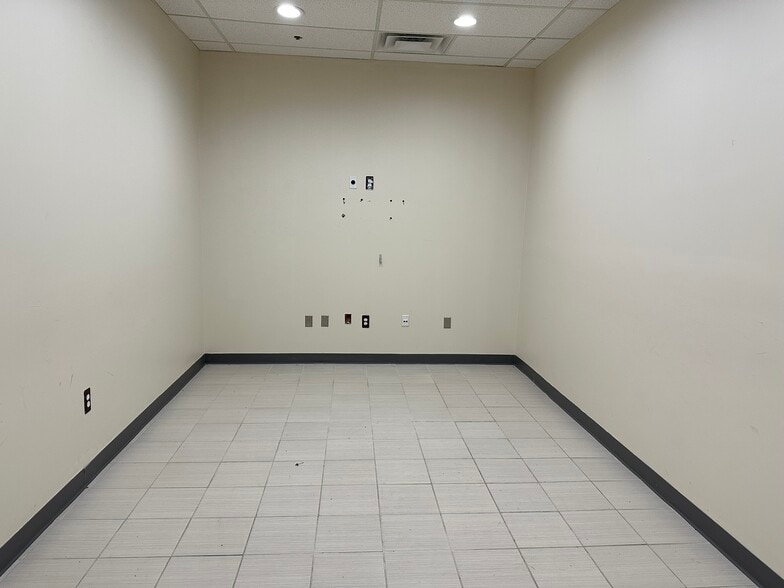 More Photos Of 15162 S Commerce Dr, Dearborn Research And Development For Sale