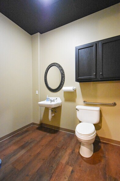 More Photos Of 7906 S Broadway Ave, Tyler Office Residential For Lease