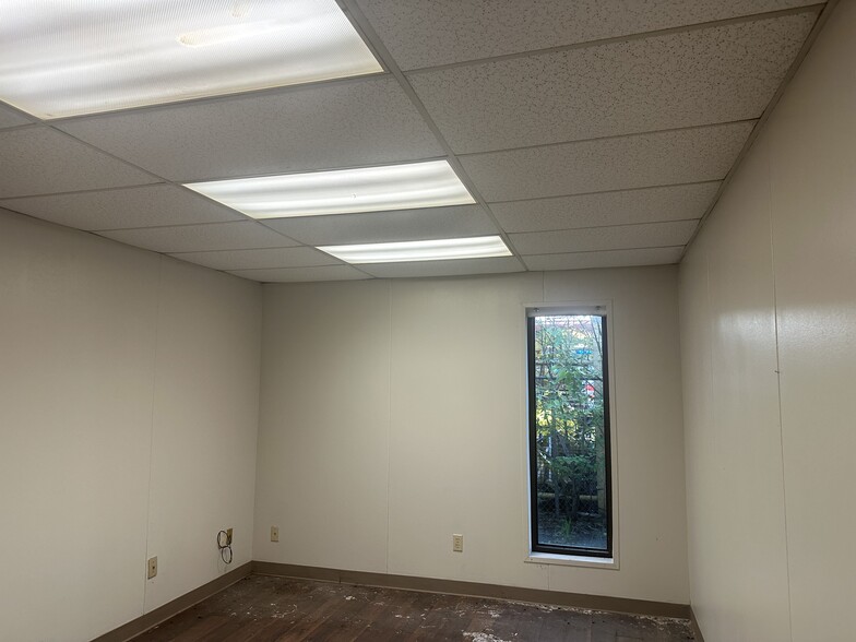 More Photos Of 1014 Commercial Blvd N, Arlington Manufacturing For Lease