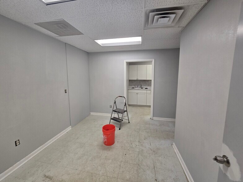 More Photos Of 14 Park Dr, Franklin Warehouse For Lease