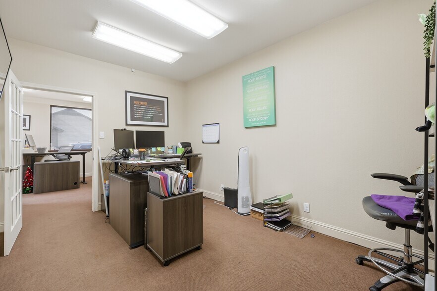 More Photos Of 203 N 5th St, Wills Point Office For Sale