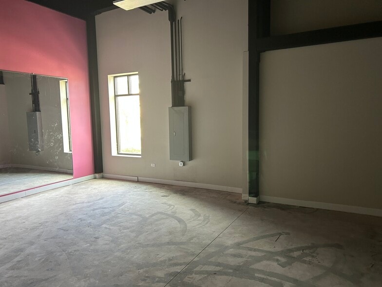 More Photos Of 231 N Bolingbrook Dr, Bolingbrook Storefront Retail Office For Lease