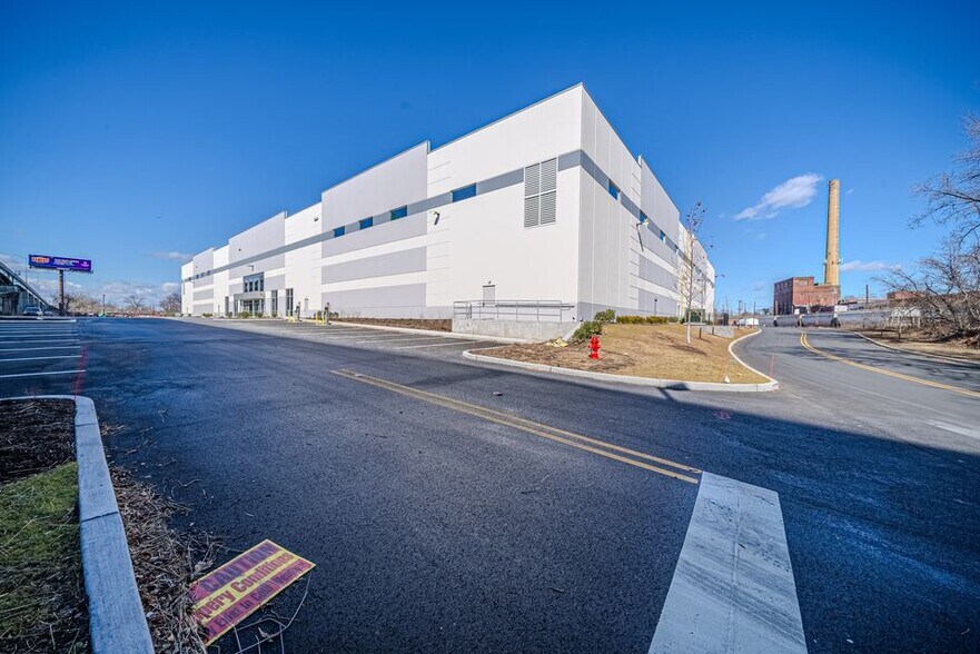 More Photos Of 30 Cross St, Ridgefield Park Distribution For Lease