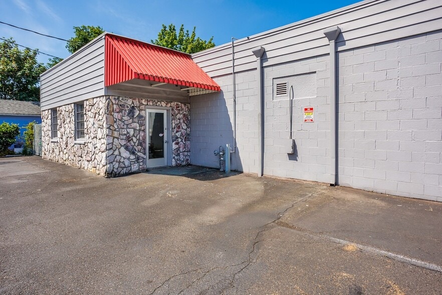 More Photos Of 10234 NE Glisan St, Portland Freestanding For Lease