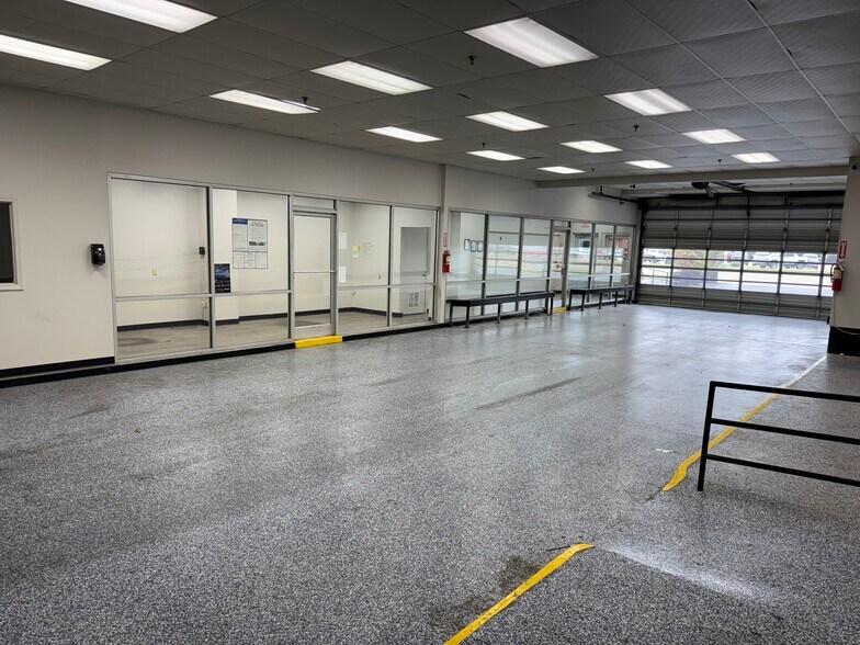 More Photos Of 2660 S Mendenhall Rd, Memphis Auto Repair For Lease