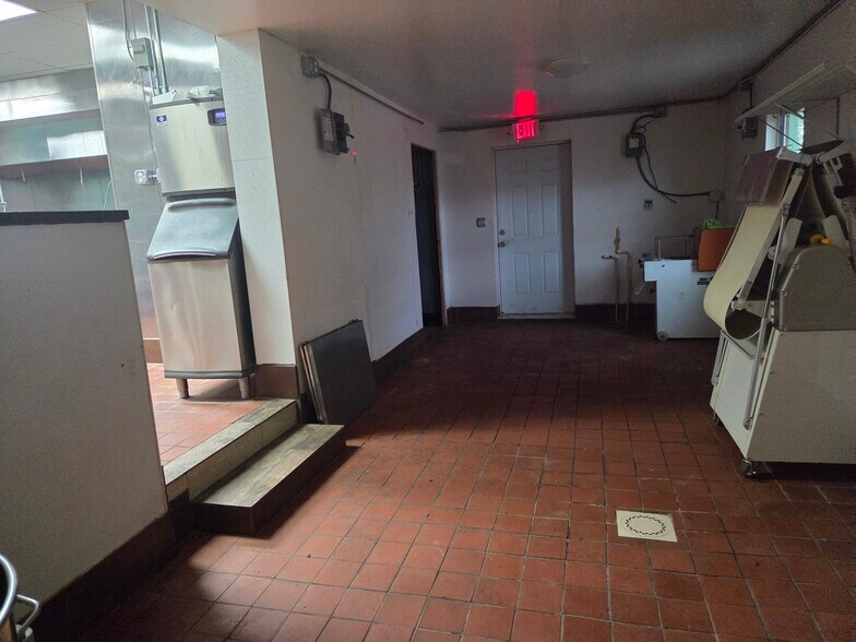 More Photos Of 38201 10th Ave, Zephyrhills Freestanding For Sale