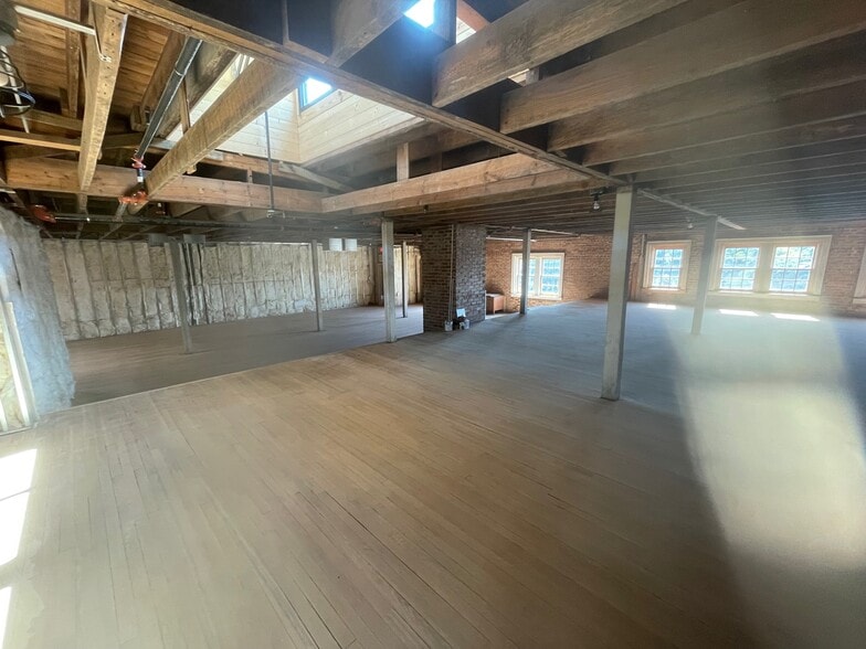 More Photos Of 121-129 N Main St, Mooresville Storefront Retail Office For Lease