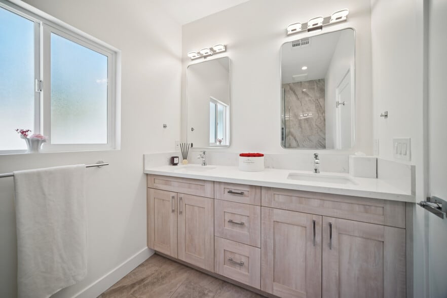 More Photos Of 8434 Oakdale Ave, Winnetka Multifamily For Sale