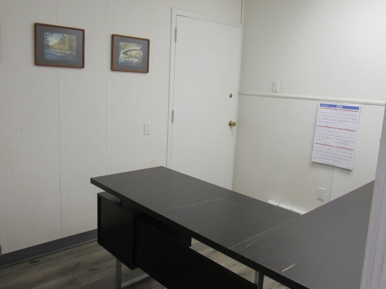 More Photos Of 32 Aqueduct St, Ossining Warehouse For Lease