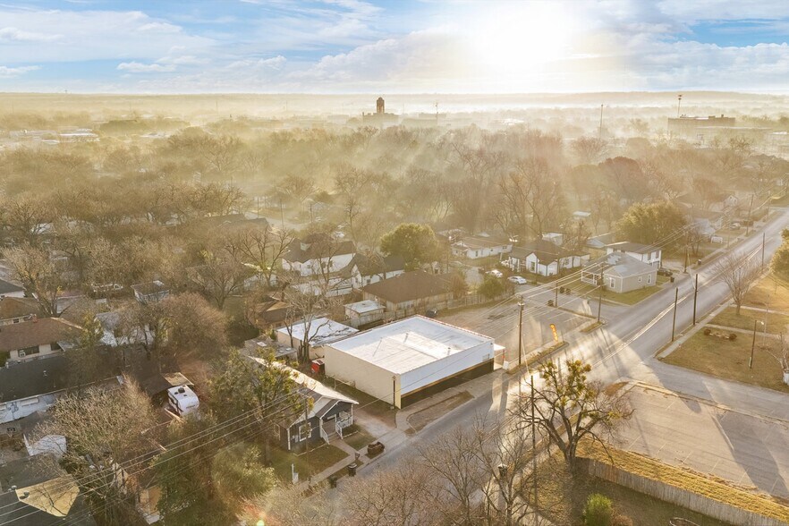 More Photos Of 504 Granbury St, Cleburne Storefront For Sale