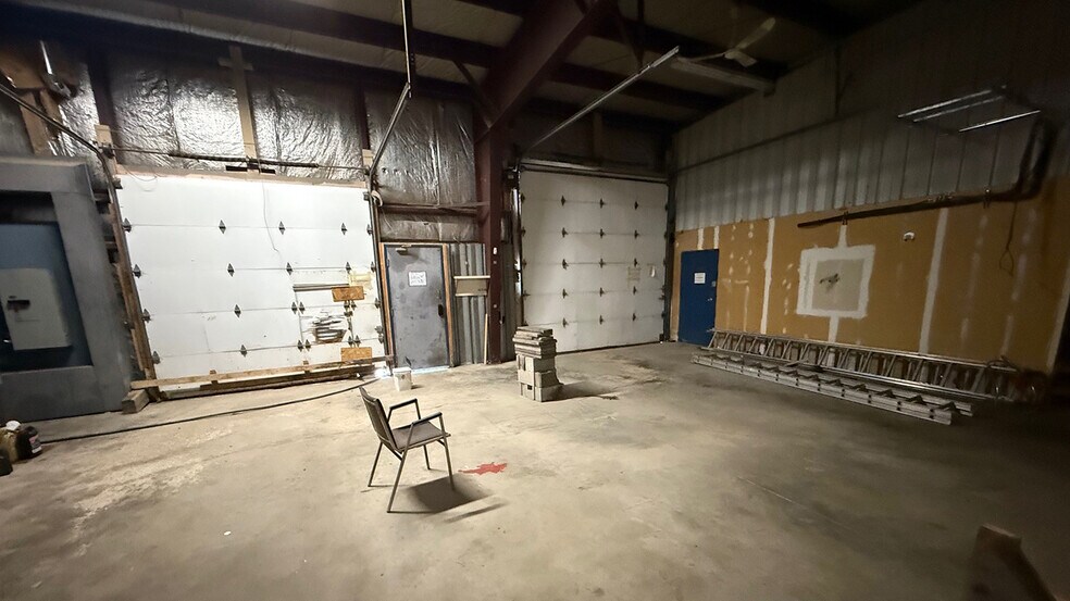 More Photos Of 2245 Mcgillivray Blvd, Winnipeg Warehouse For Lease