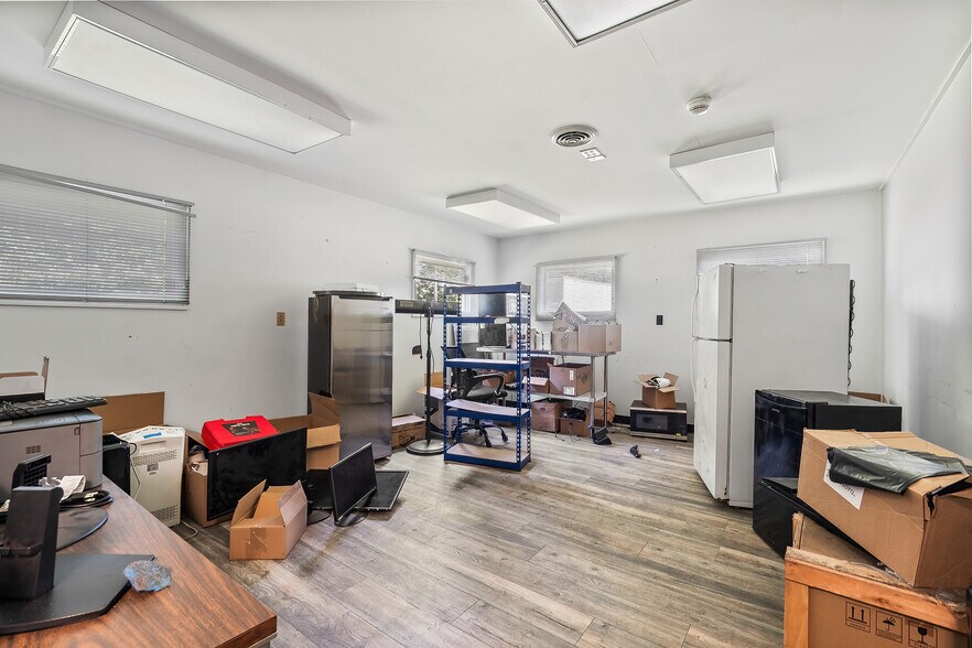 More Photos Of 555 Country Club Rd, Dallas Warehouse For Sale