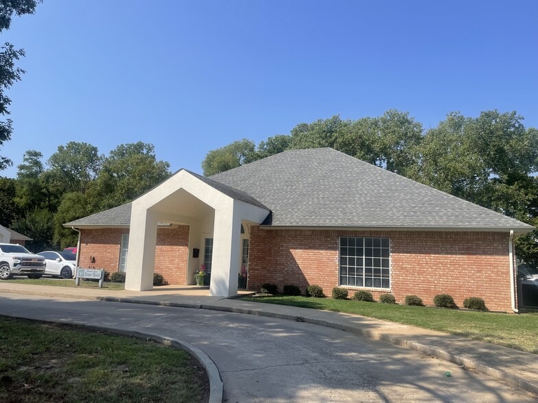 Primary Photo Of 1105 Walnut Dr, Ardmore General Retail For Sale
