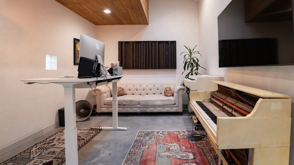 More Photos Of 10707 Burbank Blvd, North Hollywood Loft Creative Space For Lease