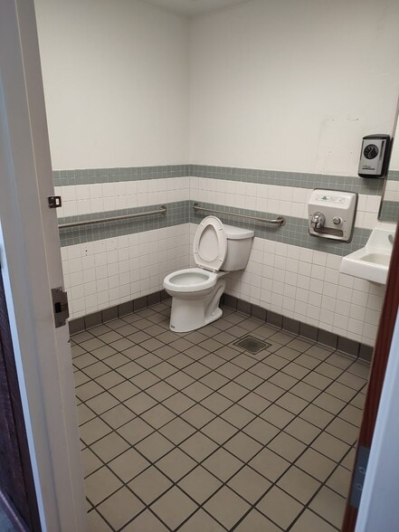 More Photos Of 220-240 N Palmer St, Delta Unknown For Lease