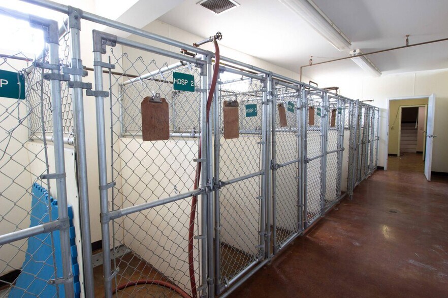 More Photos Of 1850 Berryhill Rd, Cordova Veterinarian Kennel For Sale
