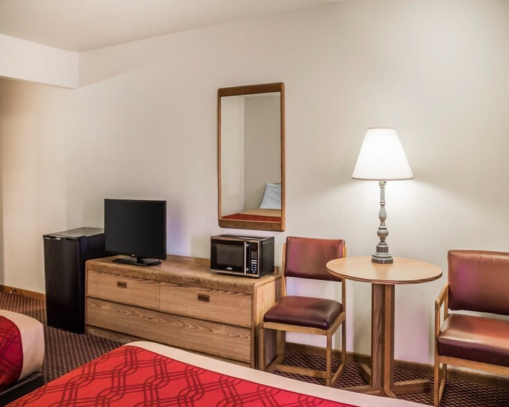 More Photos Of 921 N Lincoln Rd, Escanaba Hotel For Sale