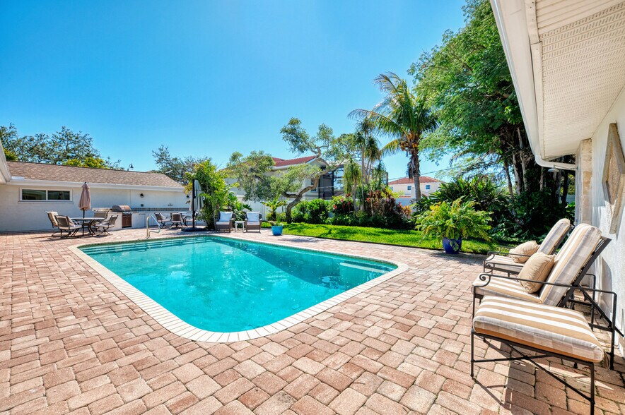 More Photos Of 400 Nokomis Ave S, Venice Specialty For Sale