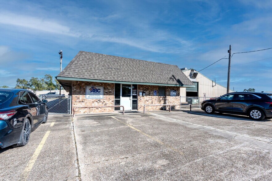 More Photos Of 222 Walcot Rd, Westlake Warehouse For Sale