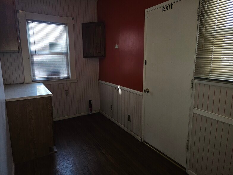 More Photos Of 6836 Palm Ave, Highland Office For Sale
