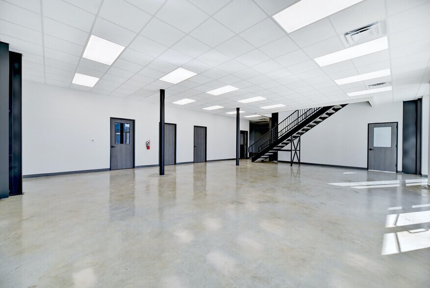 More Photos Of 11215 Conroy Ln, Austin Showroom For Lease
