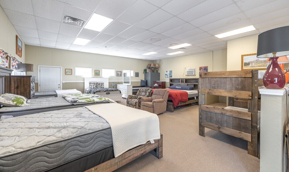 More Photos Of 329 N Jefferson St, Saint James Freestanding For Sale